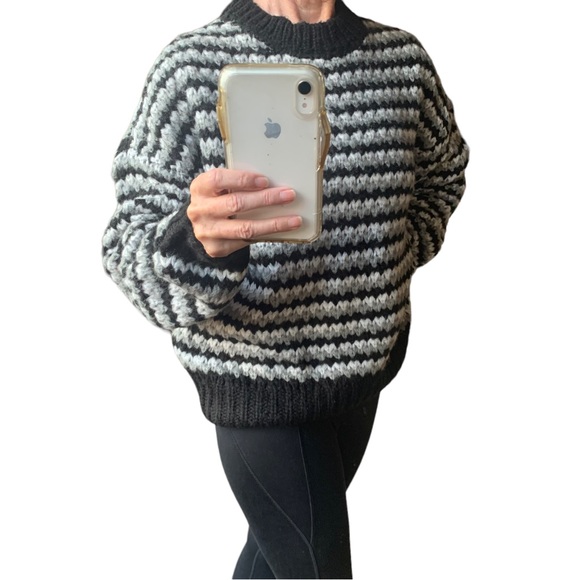 Romeo + Juliet Oversized Slouchy Knit Sweater - Picture 11 of 14